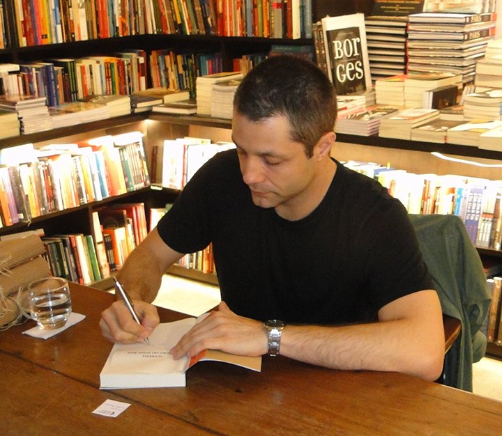 Reginaldo Fazzio em noite de autografos no lancamento dos livros
