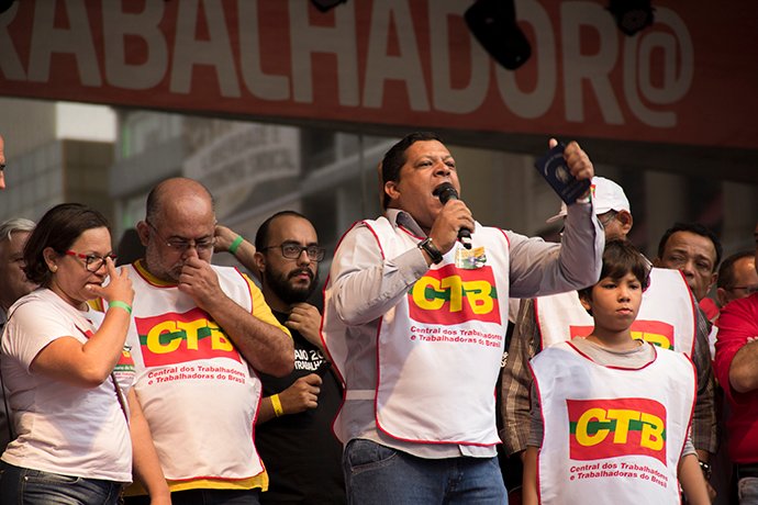 adilson_araujo_discursa_no_ato_de_1_de_maio_690_sintaema_zyon
