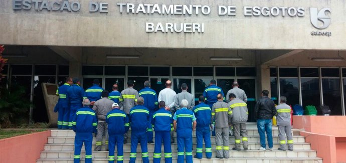 destaque_trabalhadores_dão_as_costas_sabesp_ete_barueri_23_05_2016